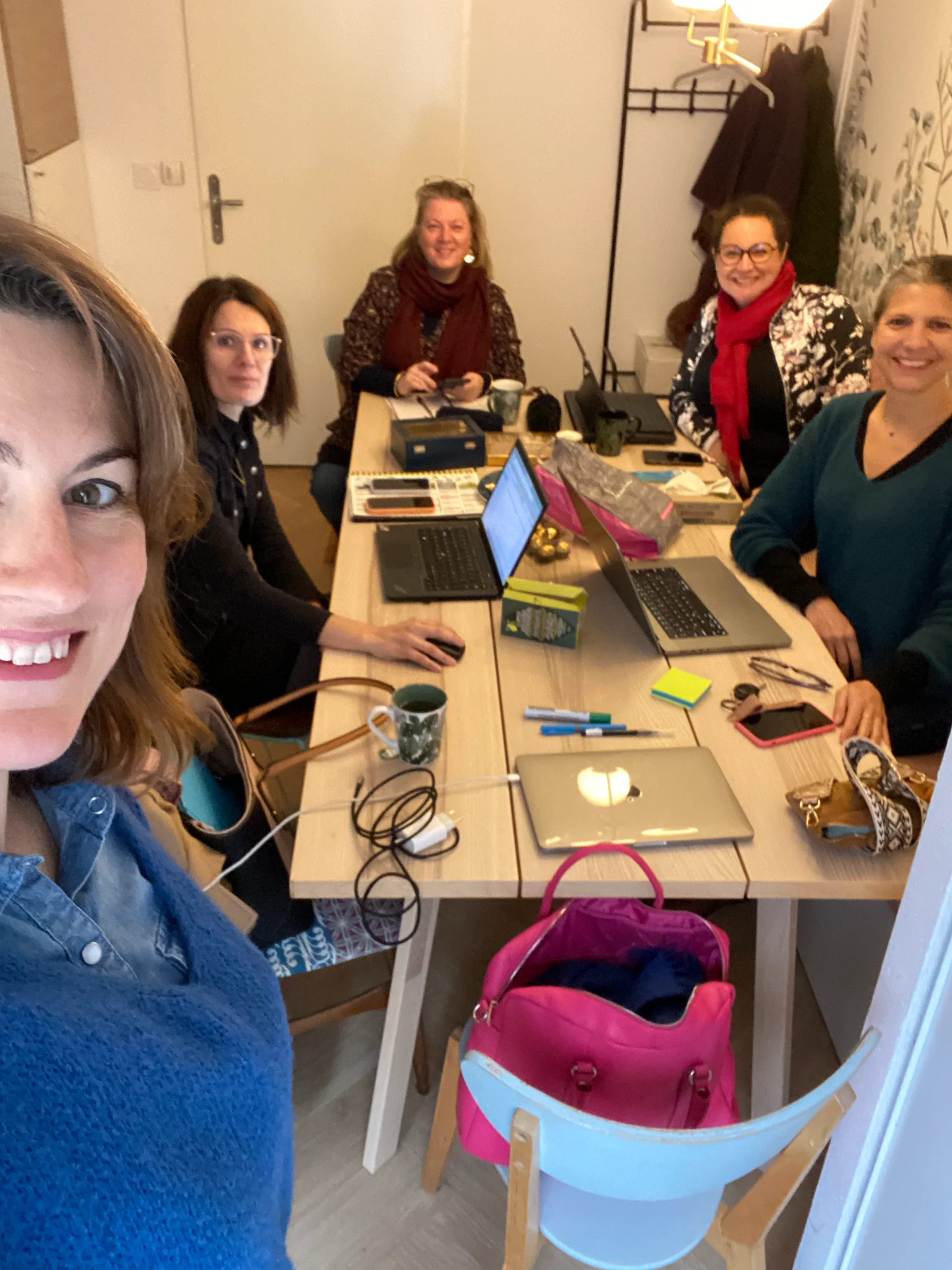 Entrepreneure travaillant sereinement